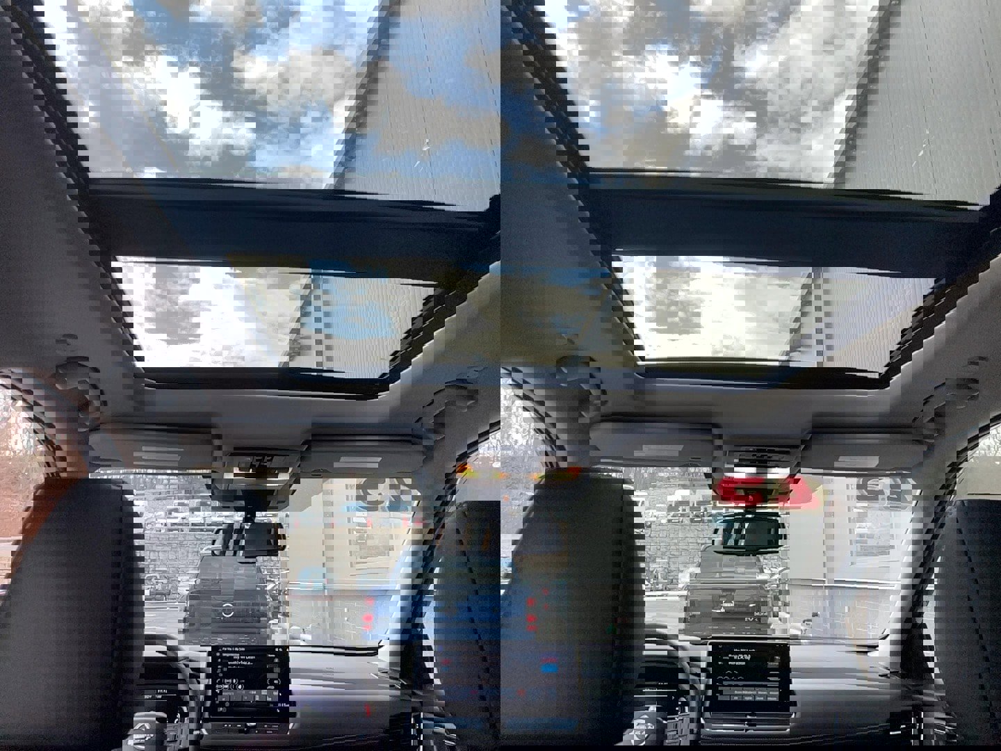 Used 2025 Nissan Rogue SL w/ Tech Package image 19