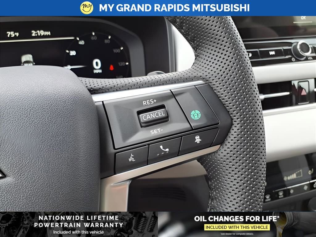 New 2025 Mitsubishi Outlander SE image 16