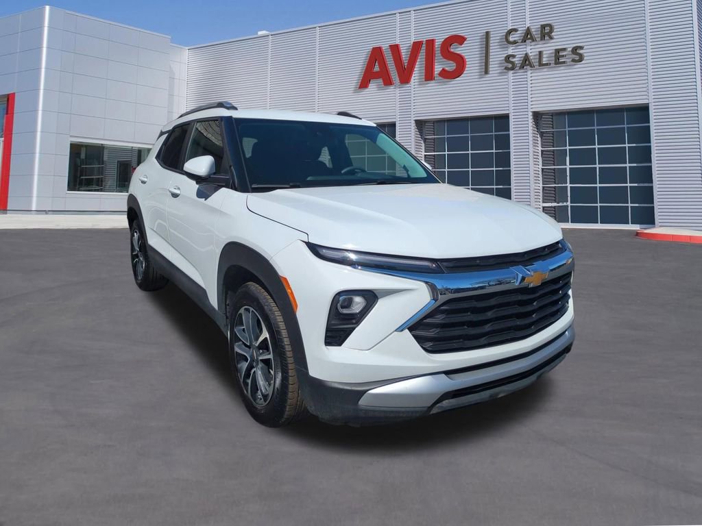 Used 2025 Chevrolet TrailBlazer LT FWD image 3
