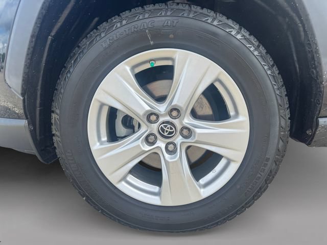Used 2019 Toyota RAV4 XLE w/ Convenience Package FWD image 9