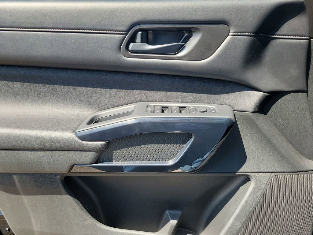 Used 2025 Nissan Pathfinder SV FWD image 14