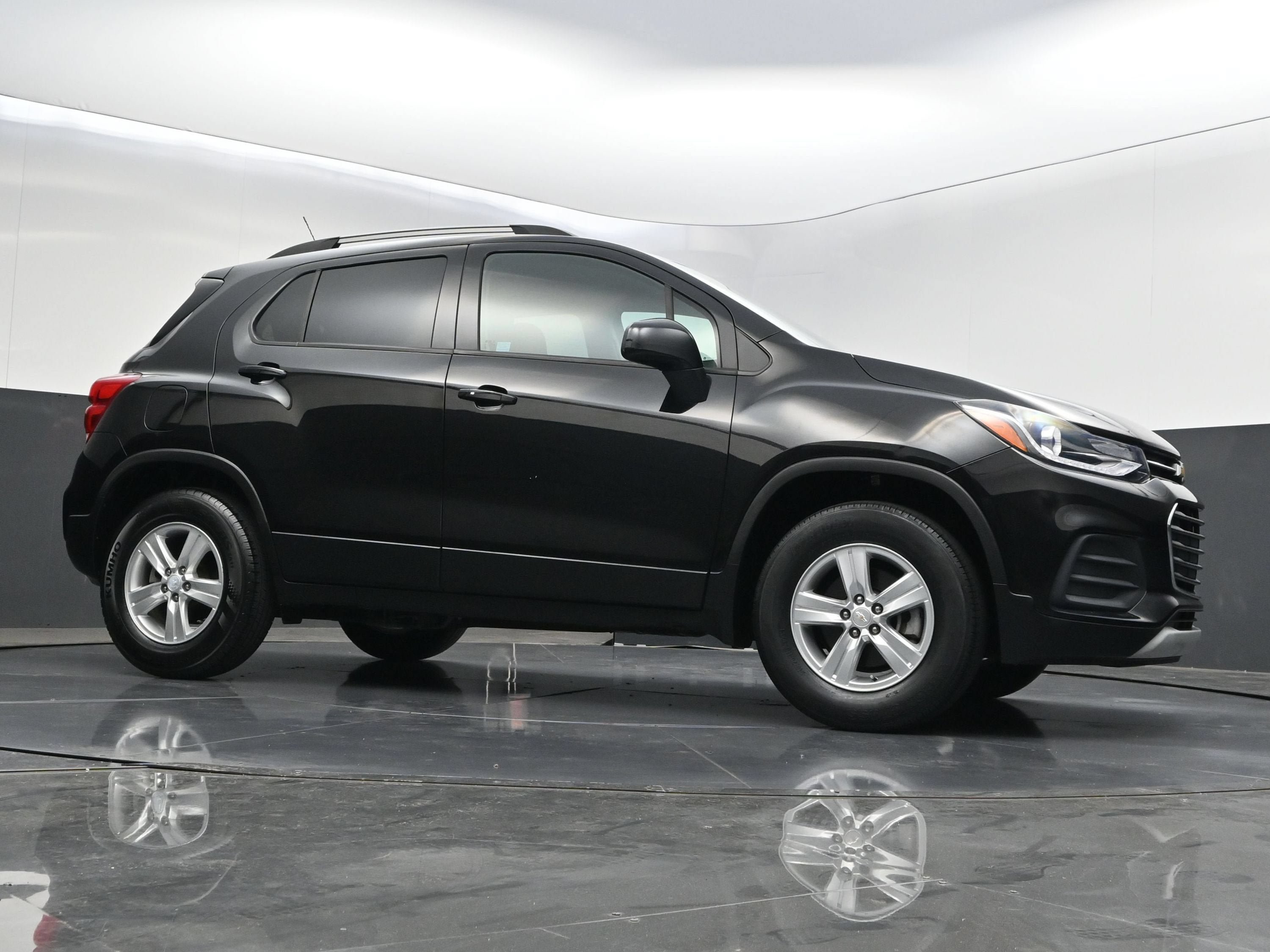 Used 2021 Chevrolet Trax LT w/ Driver Confidence Package AWD/4WD image 39
