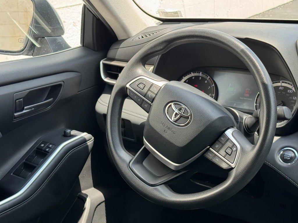 Used 2023 Toyota Highlander image 12