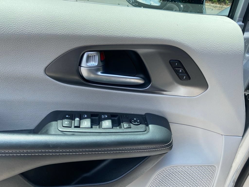 Used 2024 Chrysler Pacifica Touring-L FWD image 12