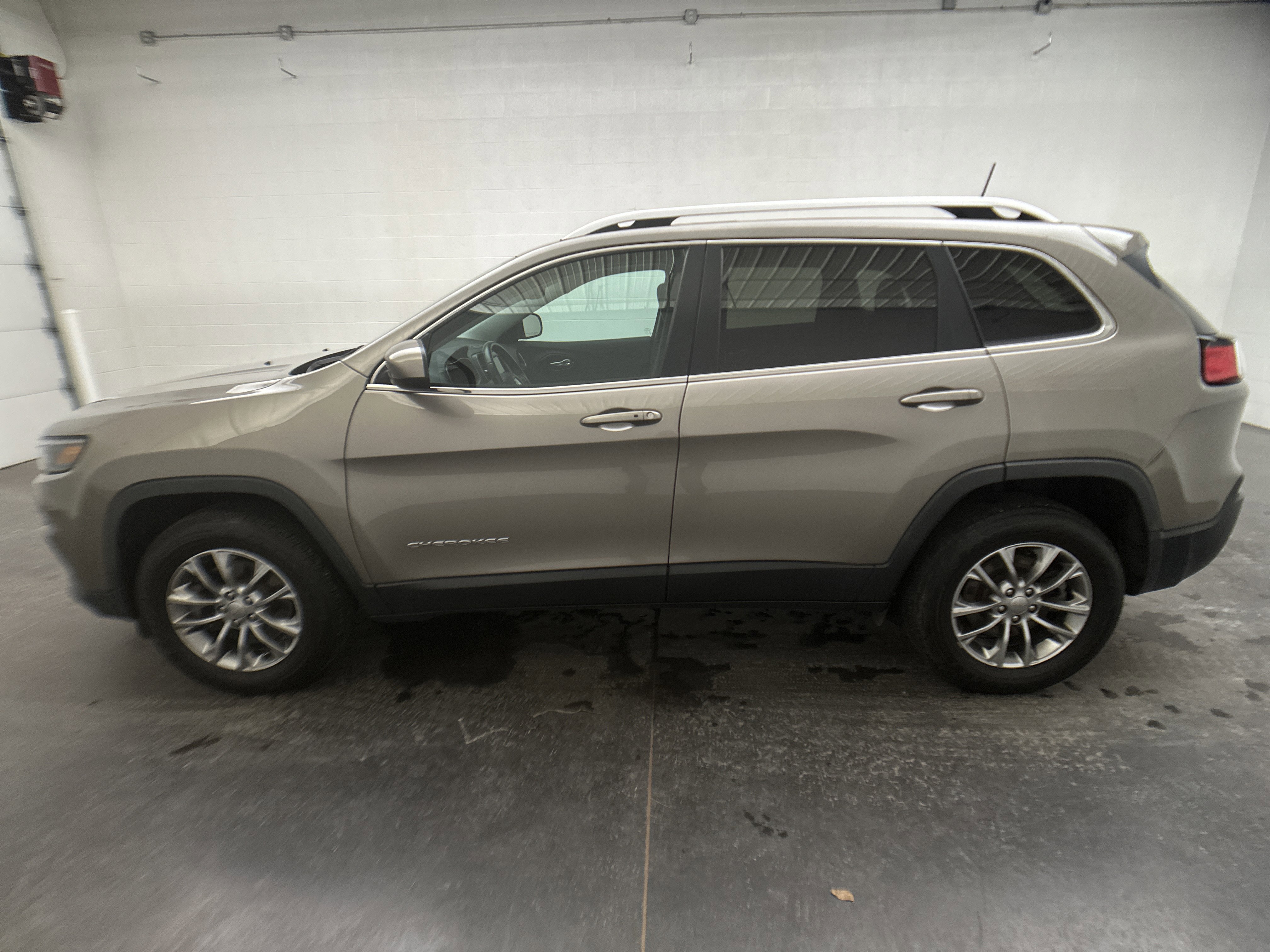 Used 2019 Jeep Cherokee Latitude Plus w/ Comfort/Convenience Group image 5