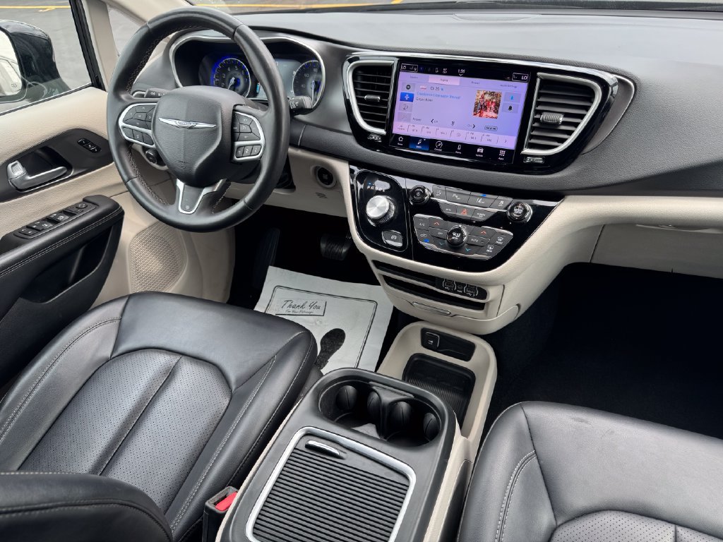Used 2024 Chrysler Pacifica Touring-L FWD image 12