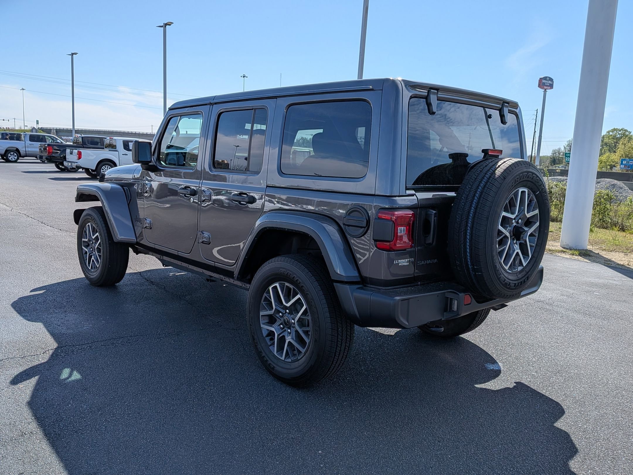 Used 2025 Jeep Wrangler Sahara AWD/4WD image 5