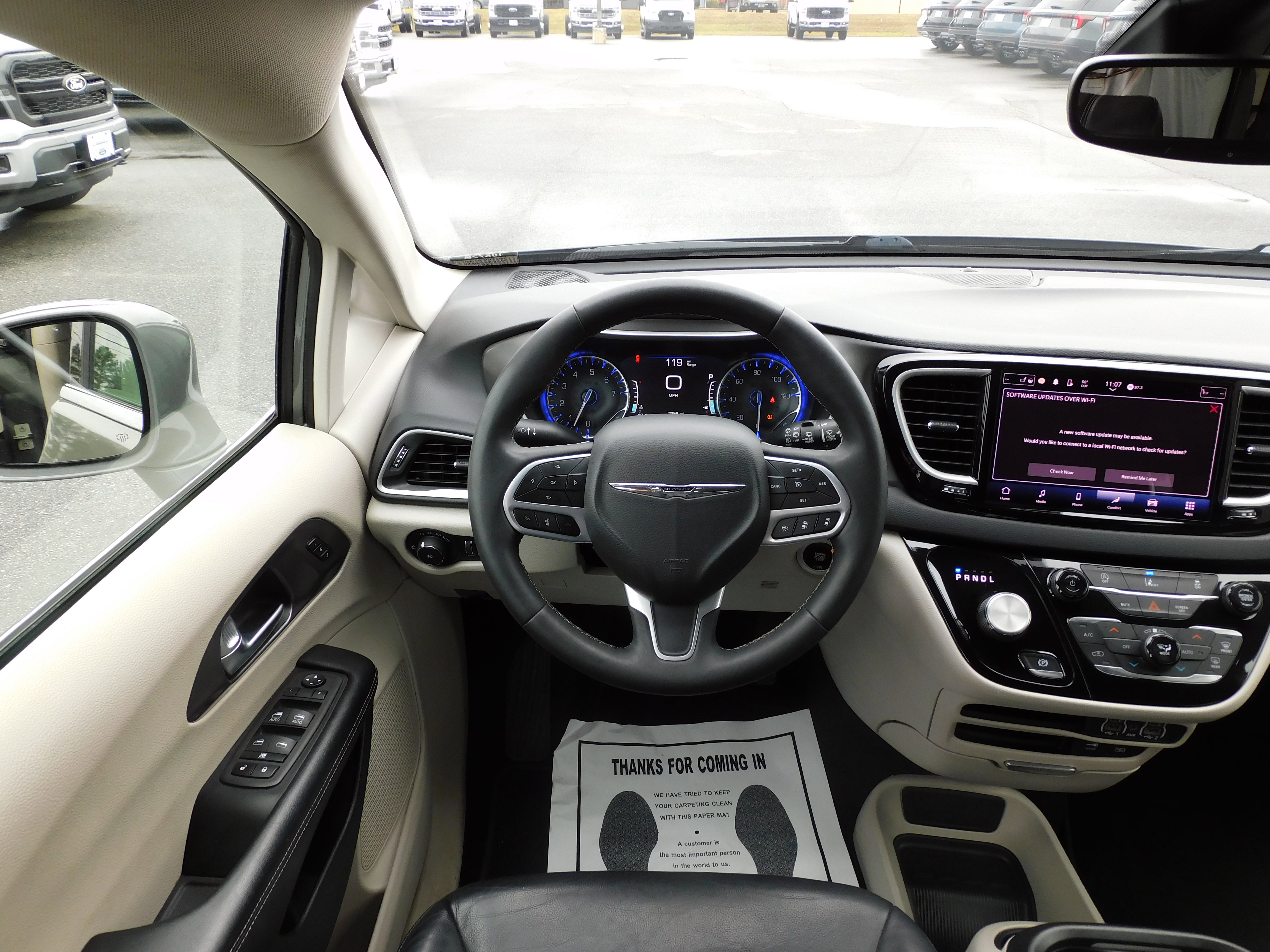 Used 2022 Chrysler Pacifica Touring-L image 16