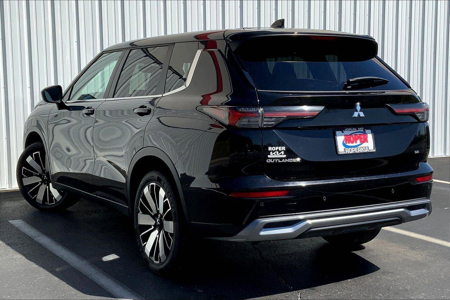 Used 2025 Mitsubishi Outlander SE image 10