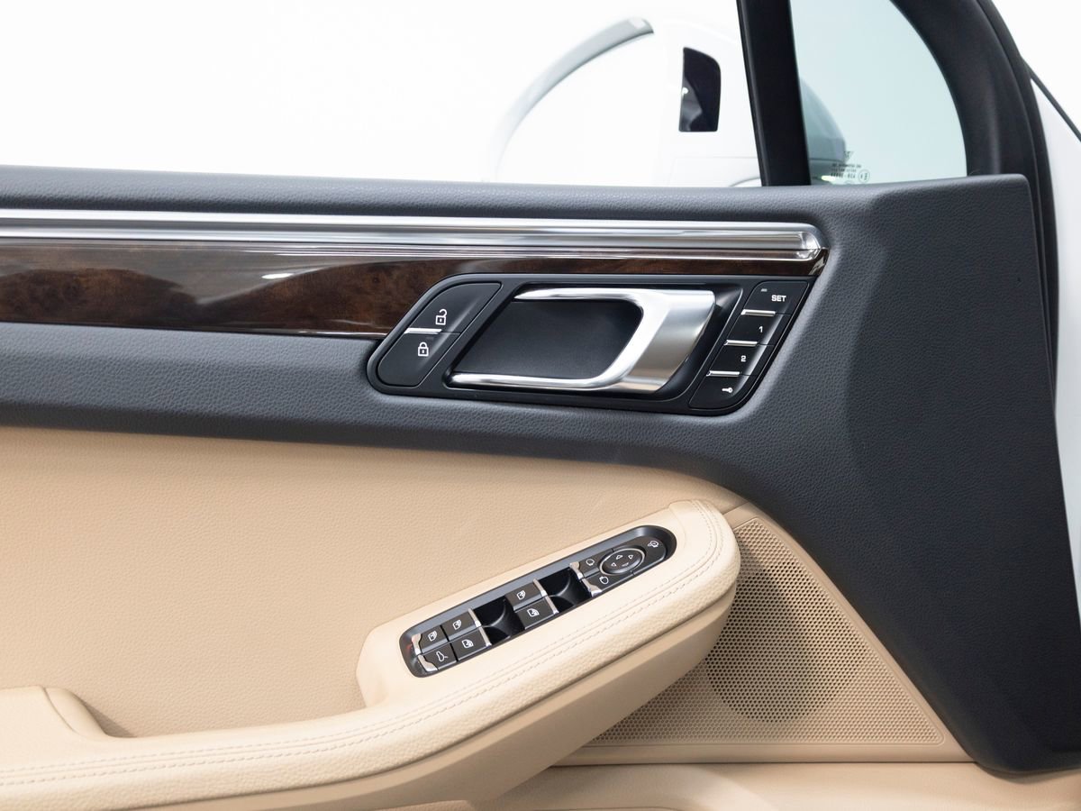 Certified 2025 Porsche Macan image 26