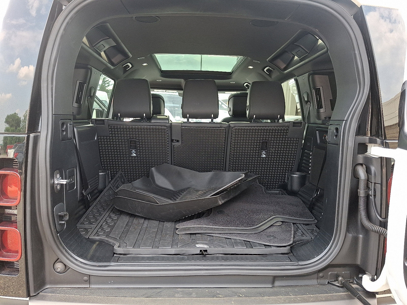 Used 2022 Land Rover Defender 110 X-Dynamic HSE image 28