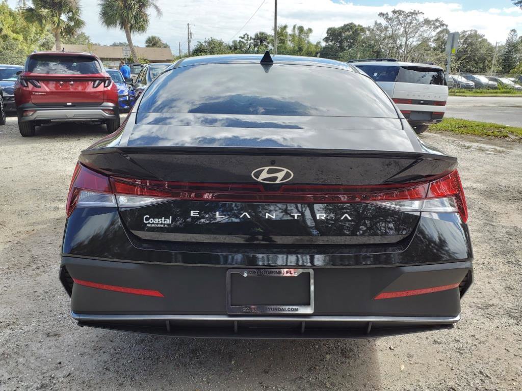 Used 2025 Hyundai Elantra Sport image 6
