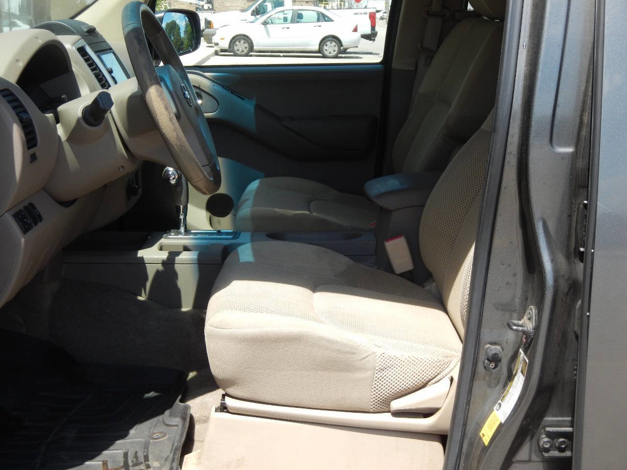 Used 2009 Nissan Frontier SE w/ SE Value Truck Pkg AWD/4WD image 27