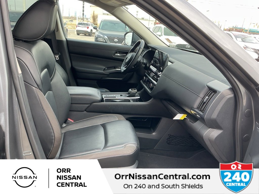 Used 2024 Nissan Pathfinder SL w/ Black Appearance Package image 11