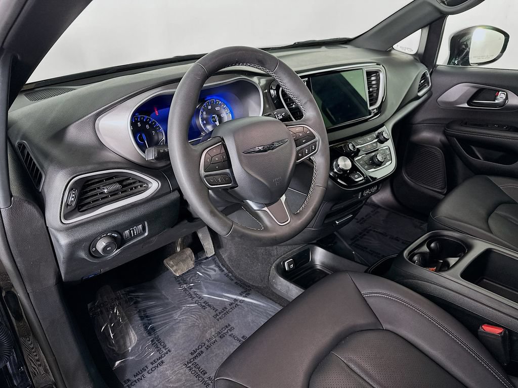 Used 2025 Chrysler Pacifica Select FWD image 14