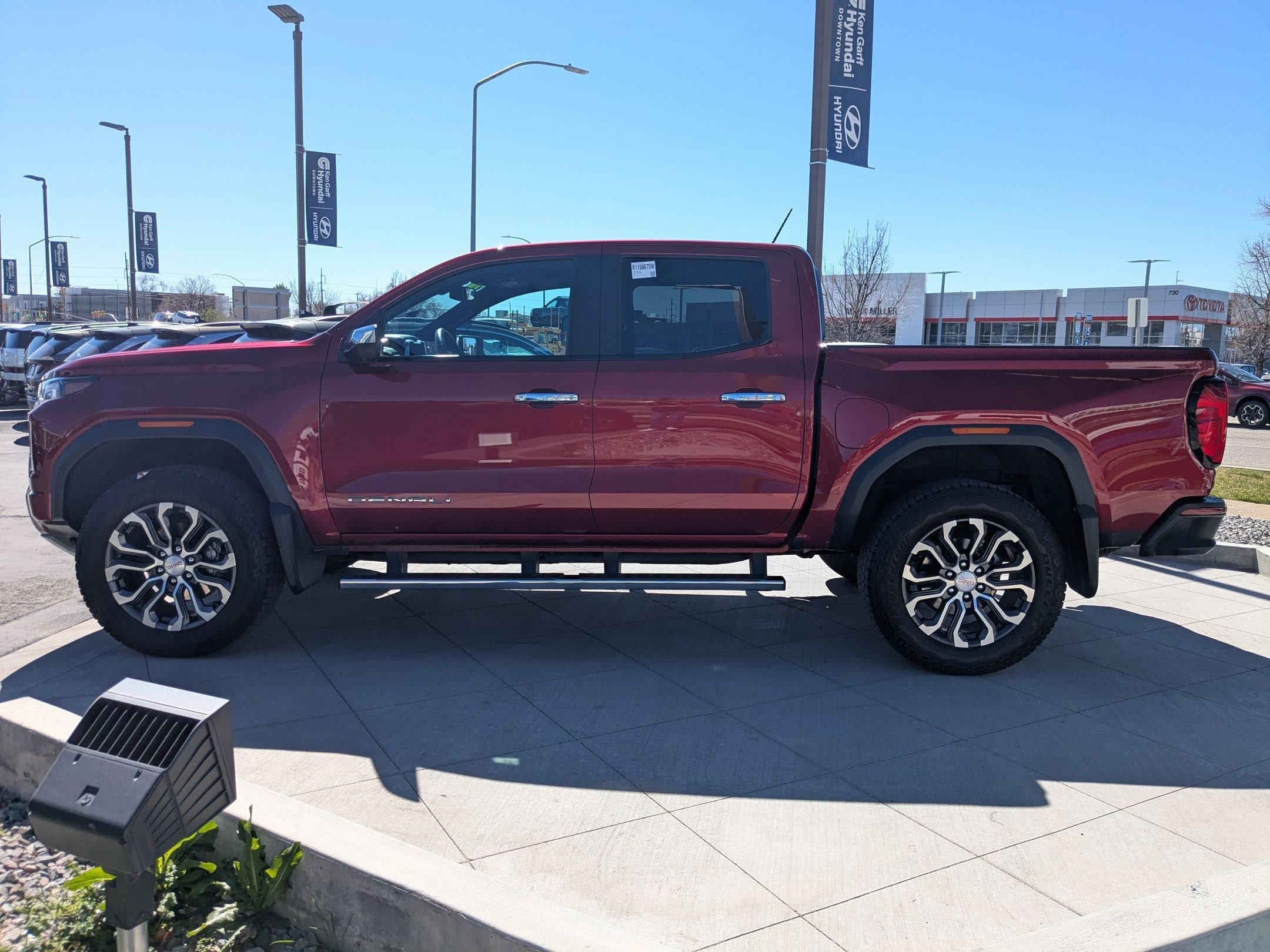 Used 2024 GMC Canyon Denali image 9