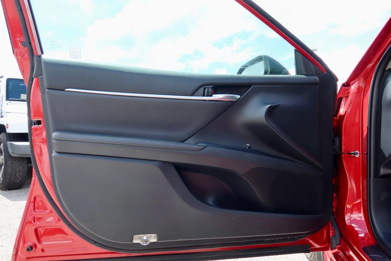 Used 2020 Toyota Camry XSE FWD image 12
