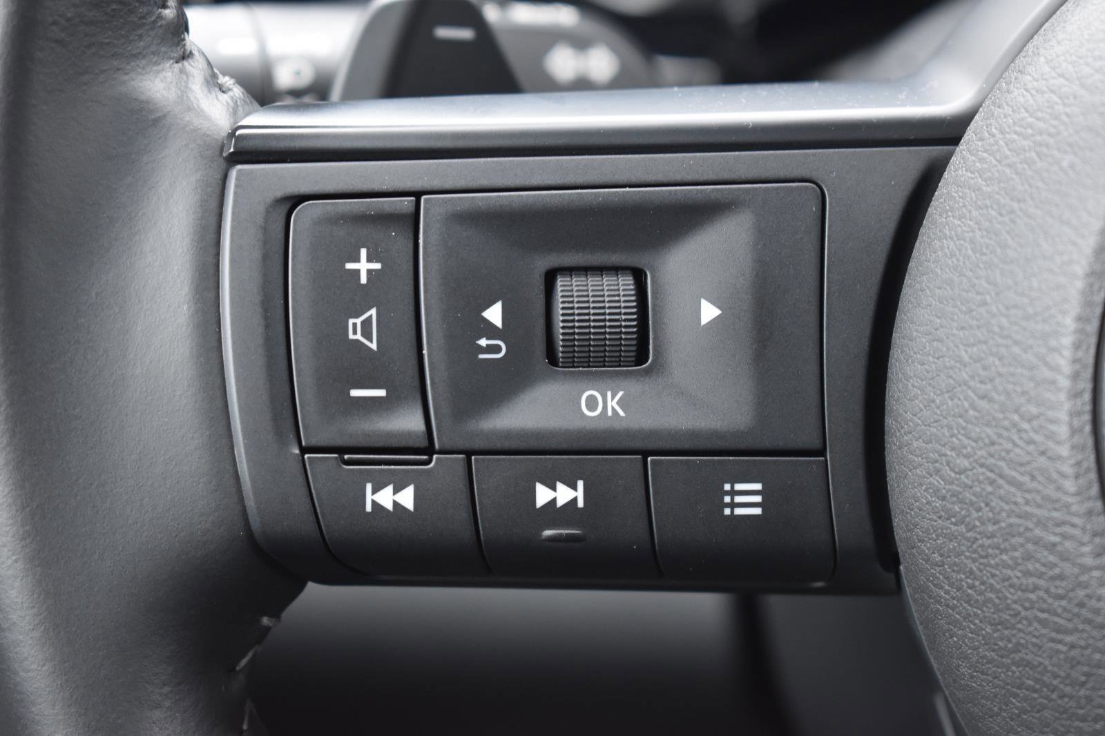 Used 2025 Nissan Pathfinder SV image 6