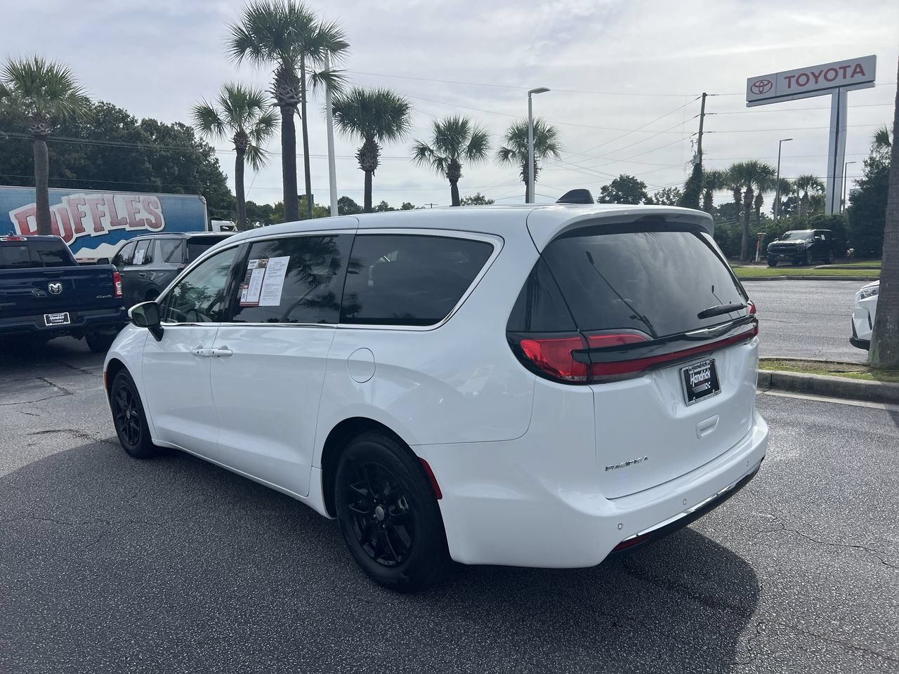 Used 2023 Chrysler Pacifica Touring-L FWD image 8