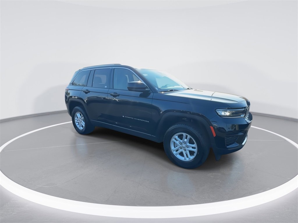 Used 2023 Jeep Grand Cherokee Laredo image 2