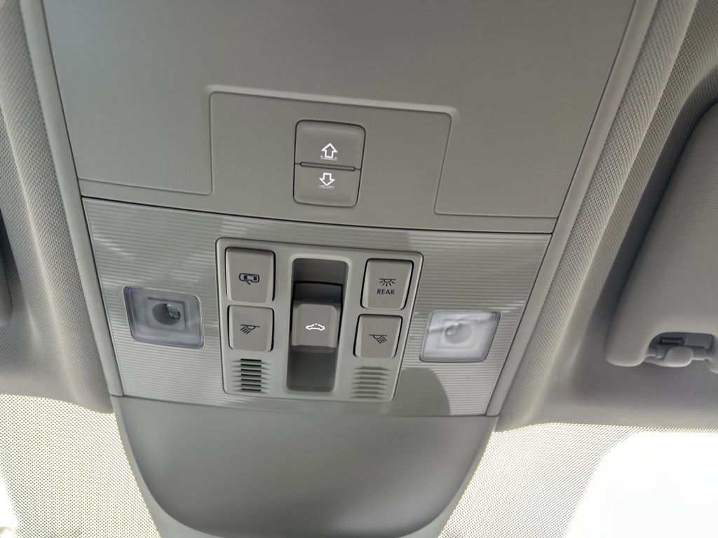 Certified 2025 Volkswagen Taos SE w/ Panoramic Sunroof Package image 41