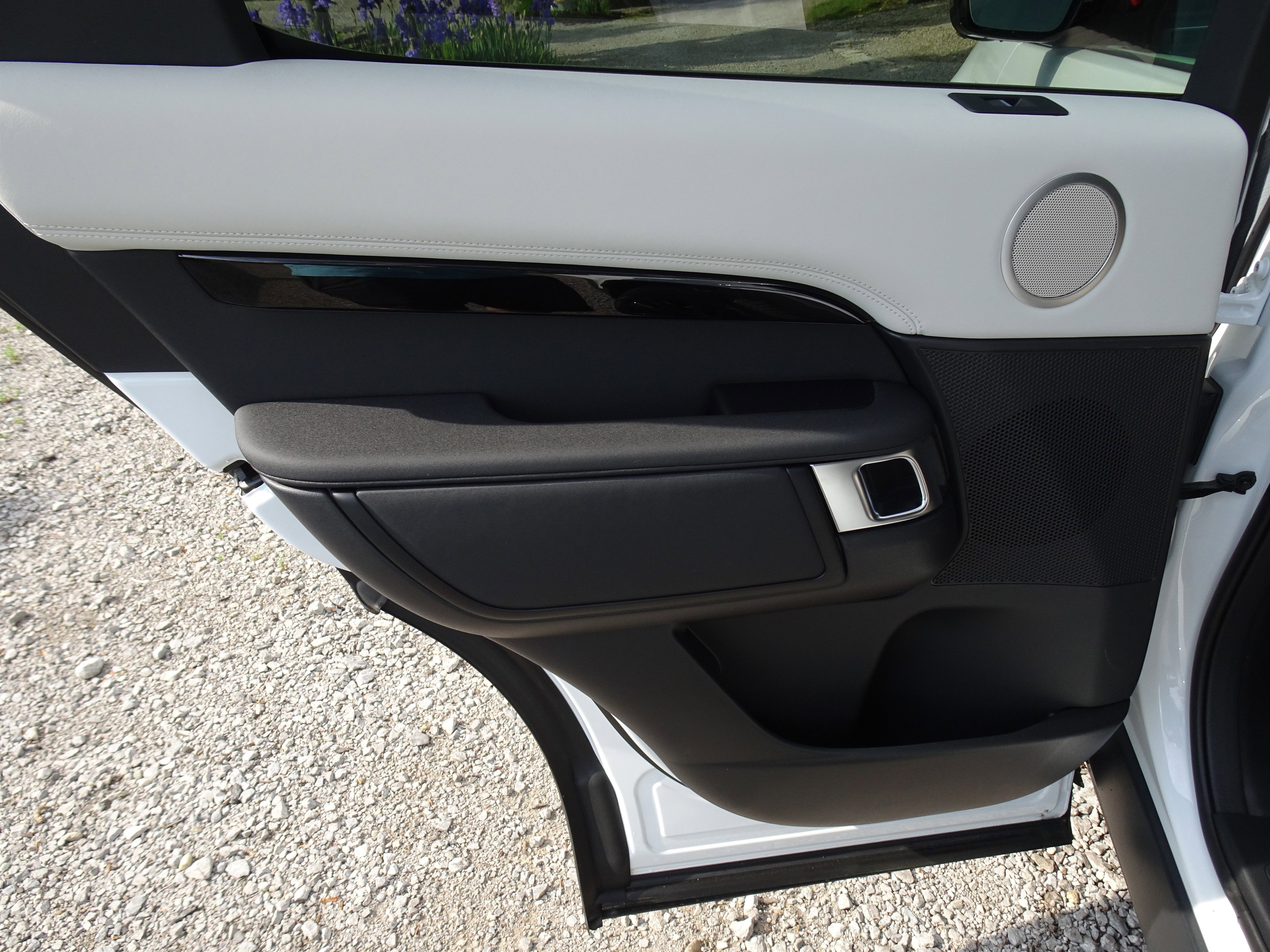 New 2025 Land Rover Discovery S image 24