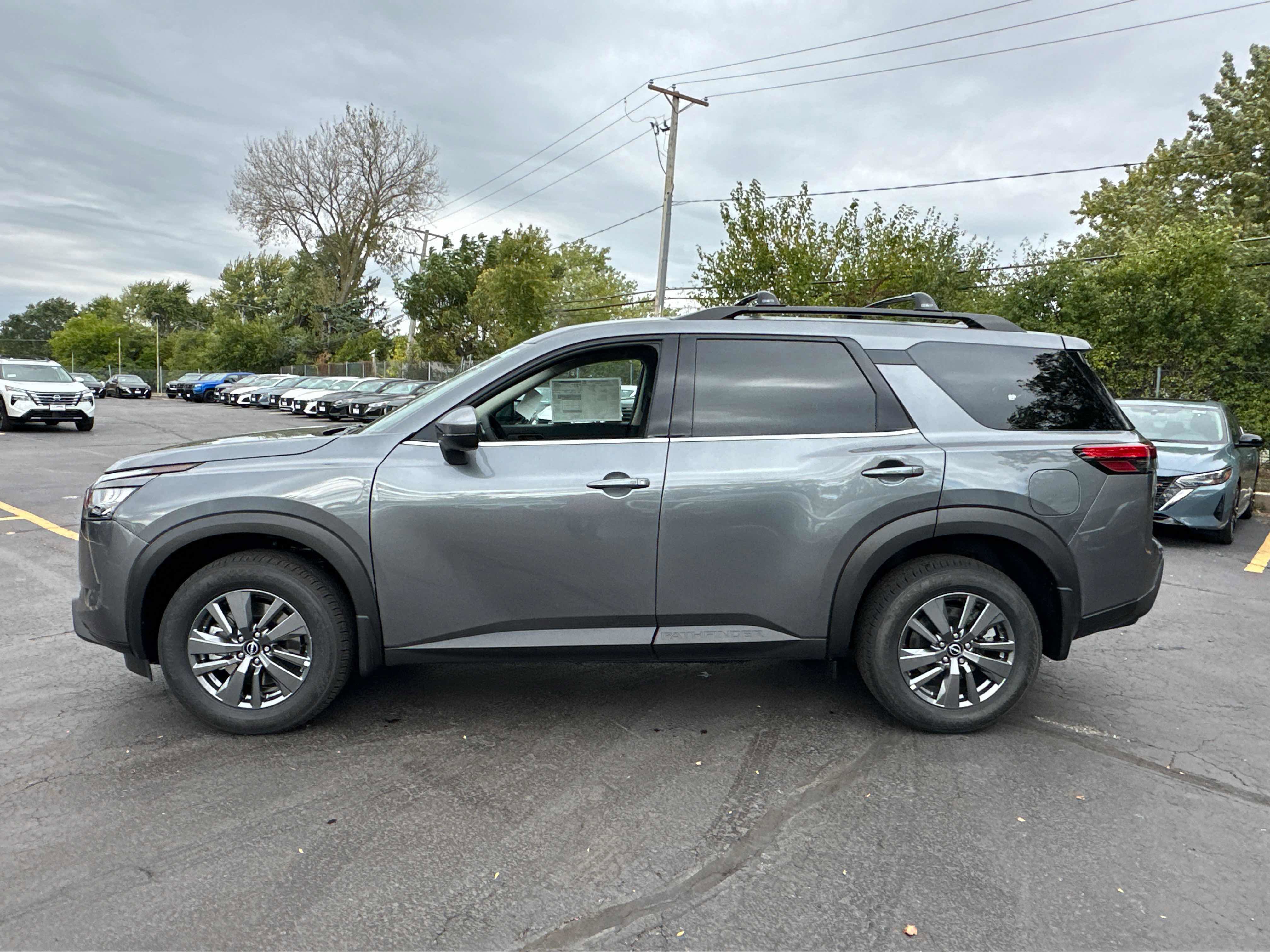 New 2025 Nissan Pathfinder SV w/ Black Appearance Package image 7