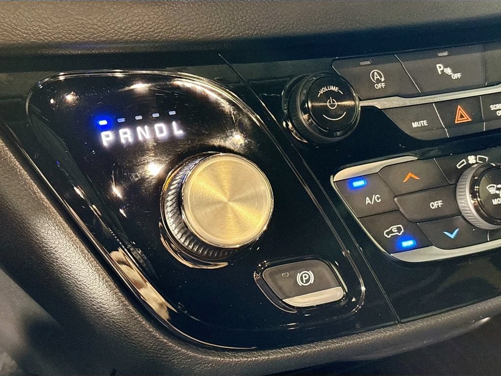 Used 2019 Chrysler Pacifica Touring-L FWD image 17