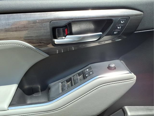 Used 2022 Toyota Highlander Limited AWD/4WD image 11