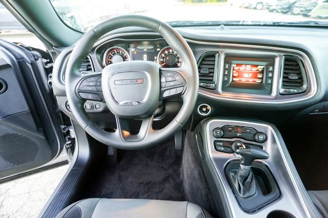 Used 2016 Dodge Challenger SXT image 9