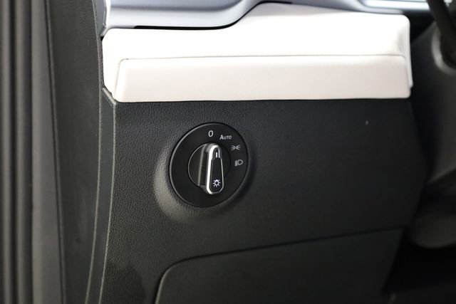 Used 2025 Volkswagen Taos SE w/ Black Wheel Package image 12