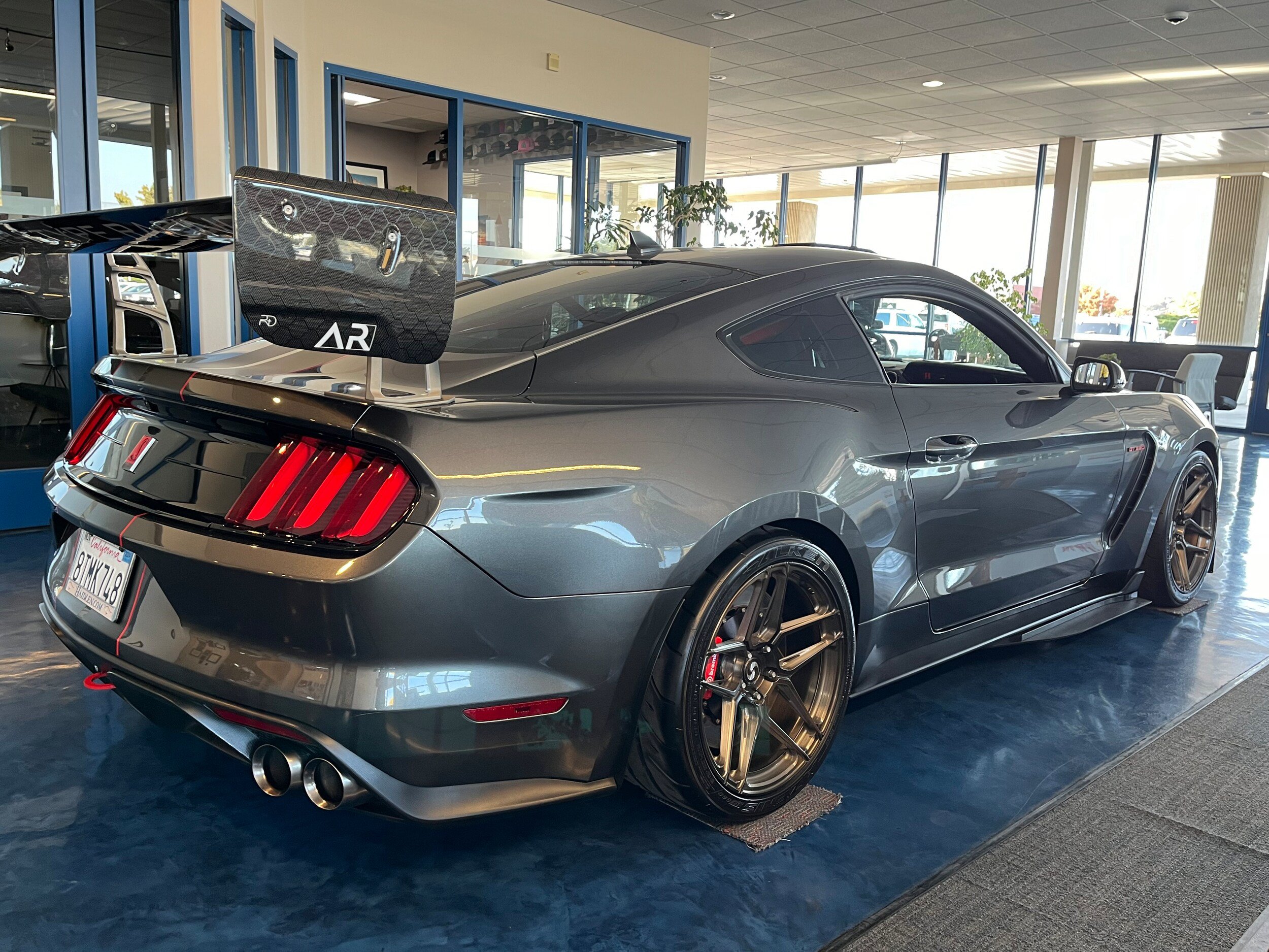 Used 2020 Ford Mustang Shelby GT350R w/ GT350R Equipment Group 920A RWD image 3