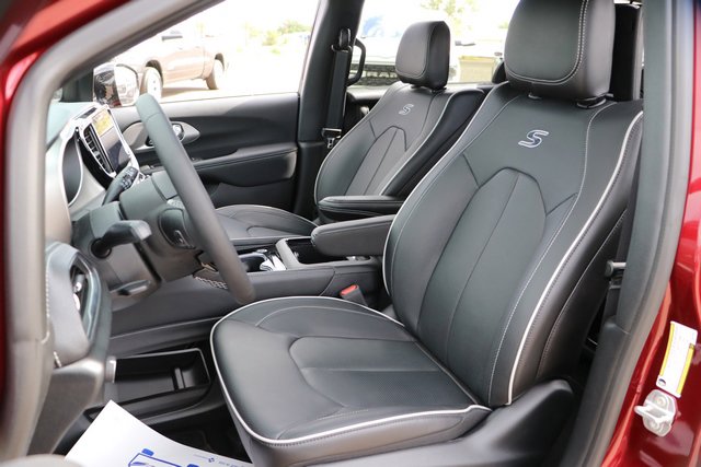 New 2023 Chrysler Pacifica Limited w/ Uconnect Theater Family Group image 14