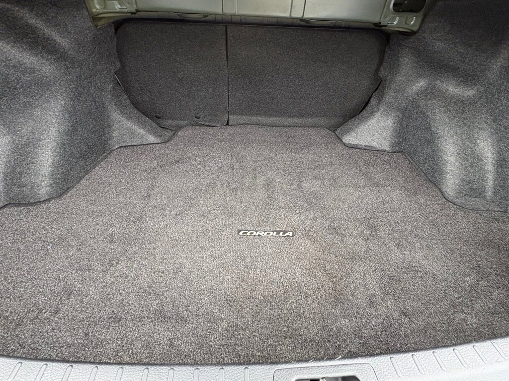 Used 2017 Toyota Corolla LE w/ Carpet Mat Package (TMS) FWD image 12