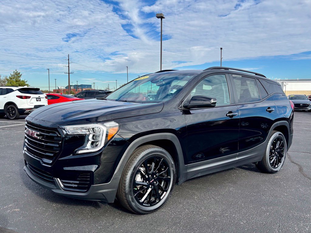 Used 2024 GMC Terrain SLE w/ Driver Convenience Package FWD image 3