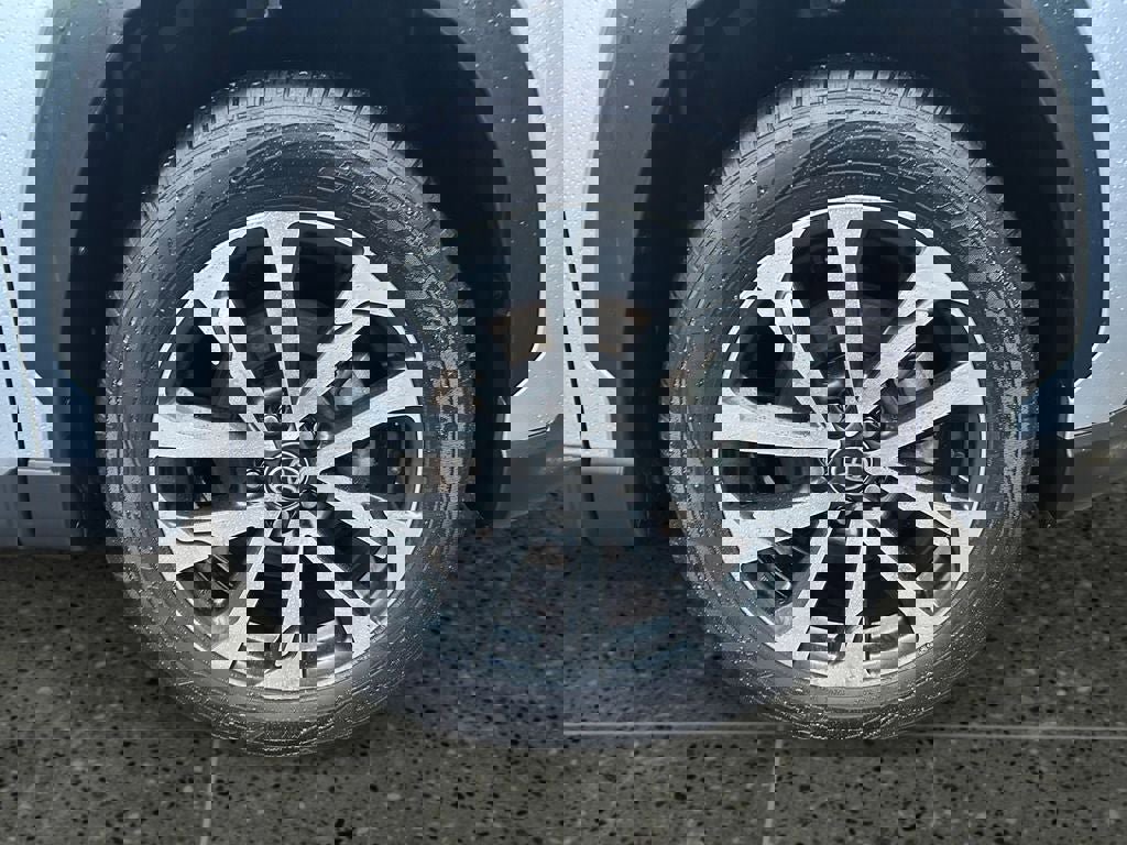 Used 2024 Toyota Corolla Cross XLE w/ Convenience Package image 9