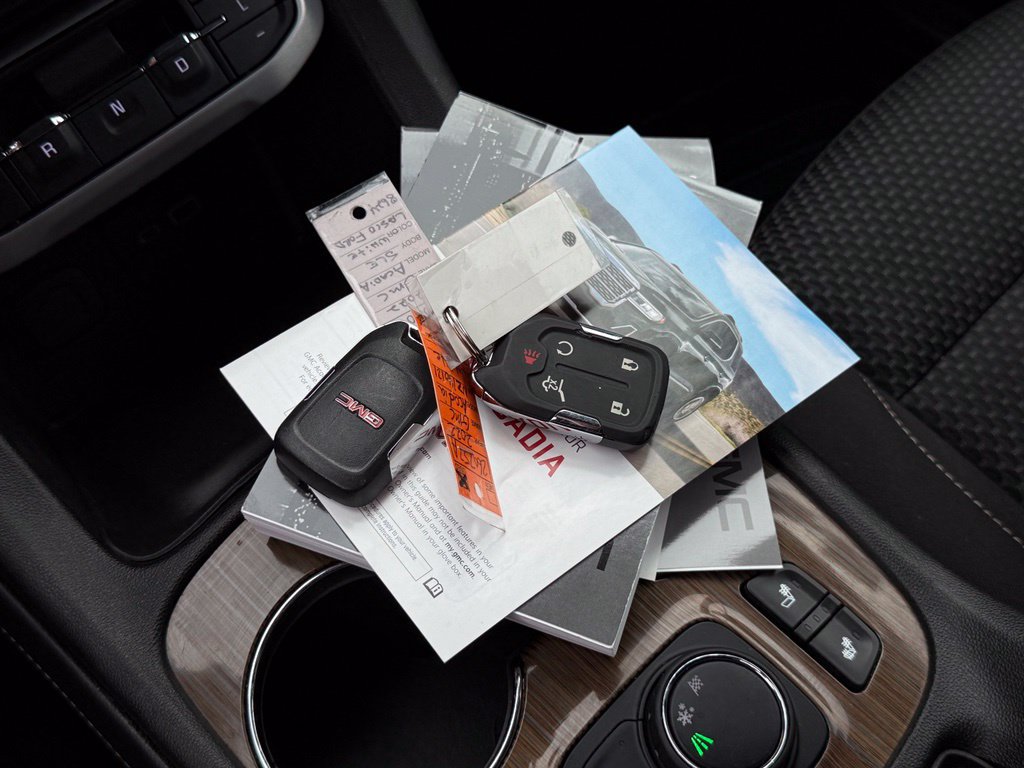 Used 2022 GMC Acadia SLE w/ Driver Convenience Package FWD image 4
