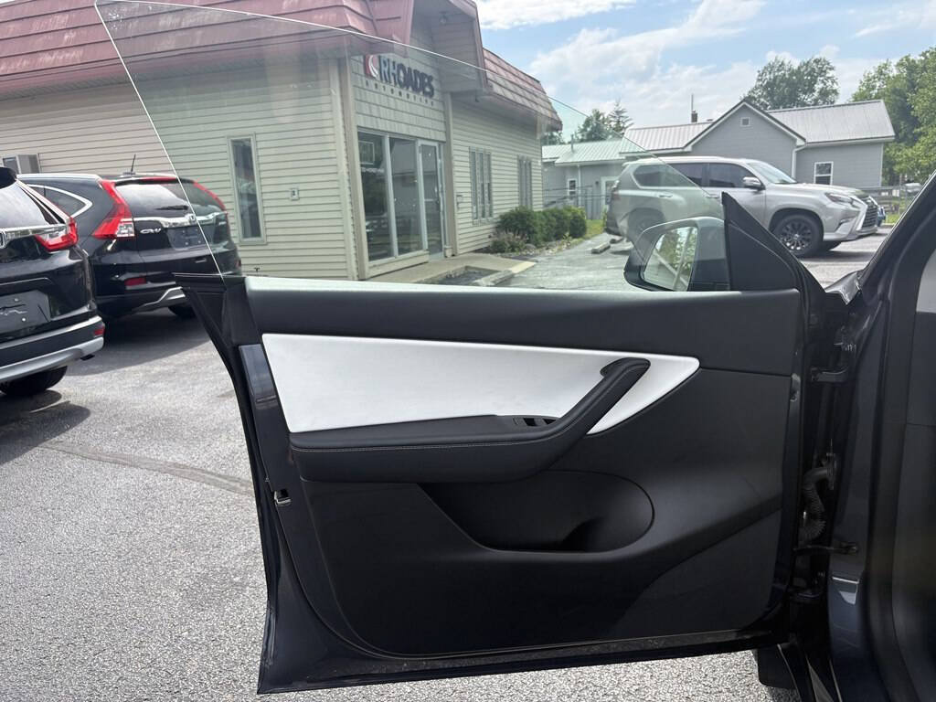 Used 2022 Tesla Model Y Long Range AWD/4WD image 17
