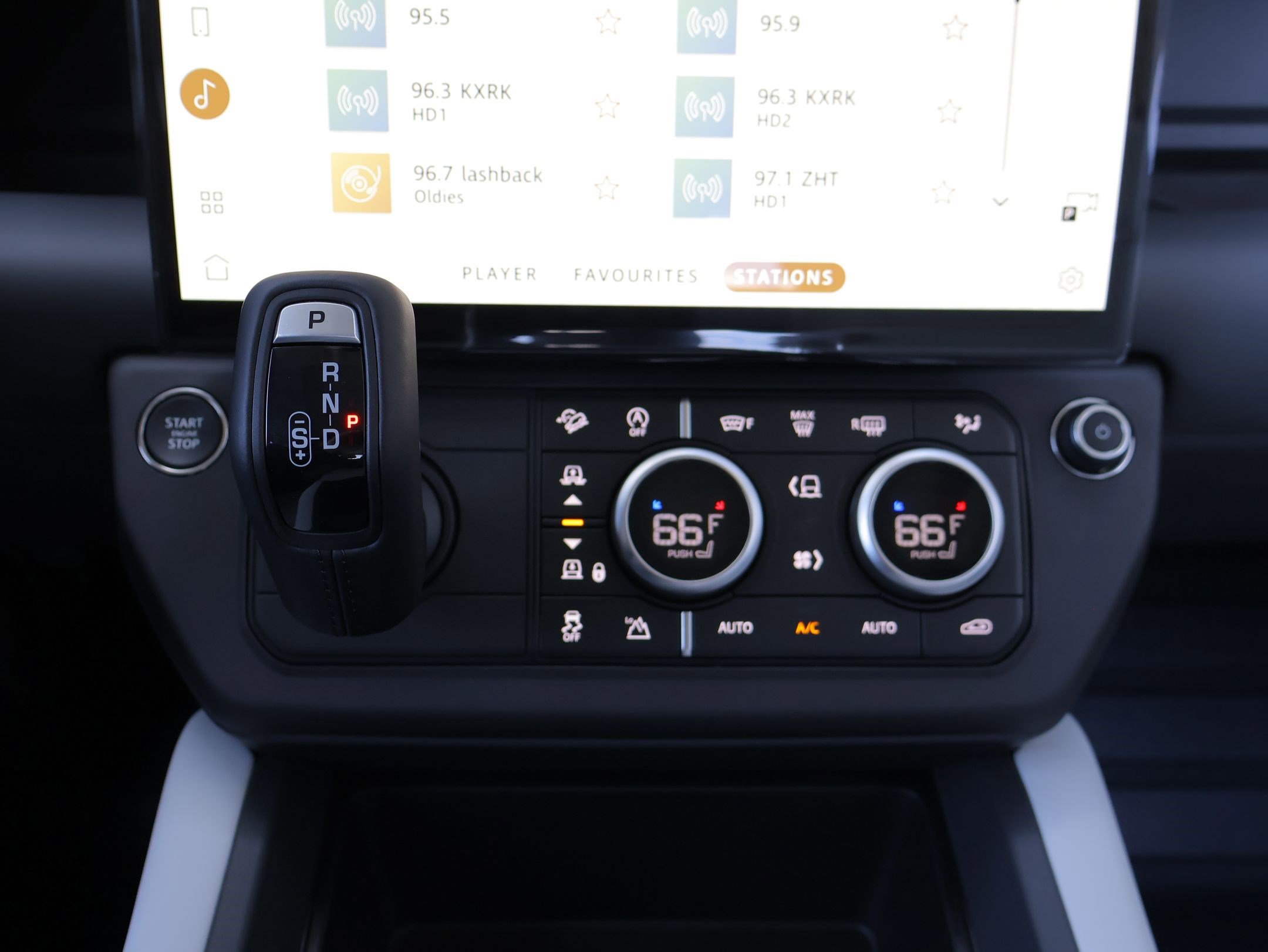 New 2026 Land Rover Defender 110 X-Dynamic SE AWD/4WD image 16