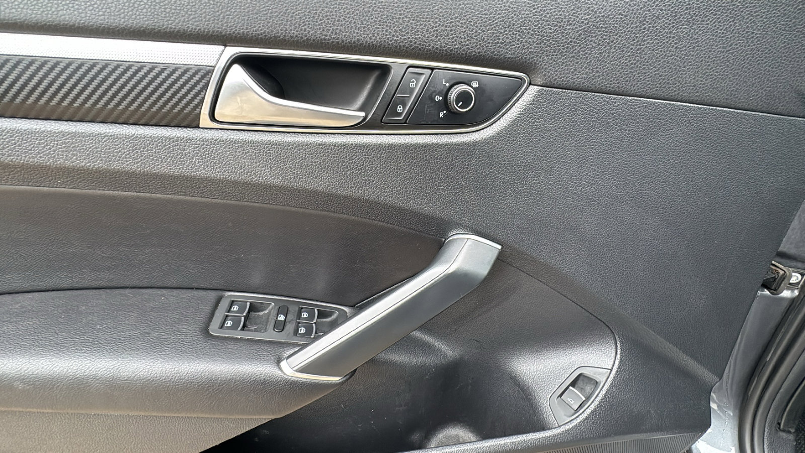 Used 2017 Volkswagen Passat 1.8T R-Line w/ R-Line Lighting Package image 12