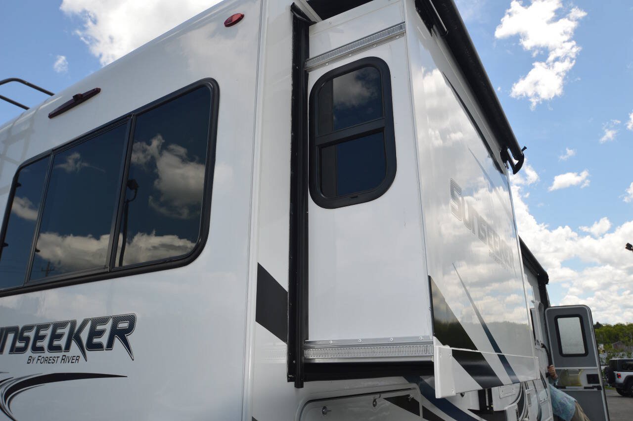 Used 2019 Ford E-450 and Econoline 450 Super Duty w/ Motorhome Prep Package RWD image 18