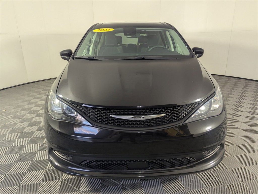 Used 2023 Chrysler Voyager LX image 2