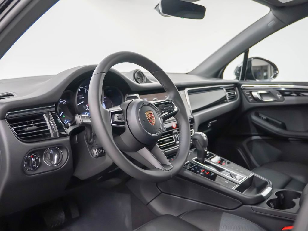 Certified 2026 Porsche Macan AWD/4WD image 4