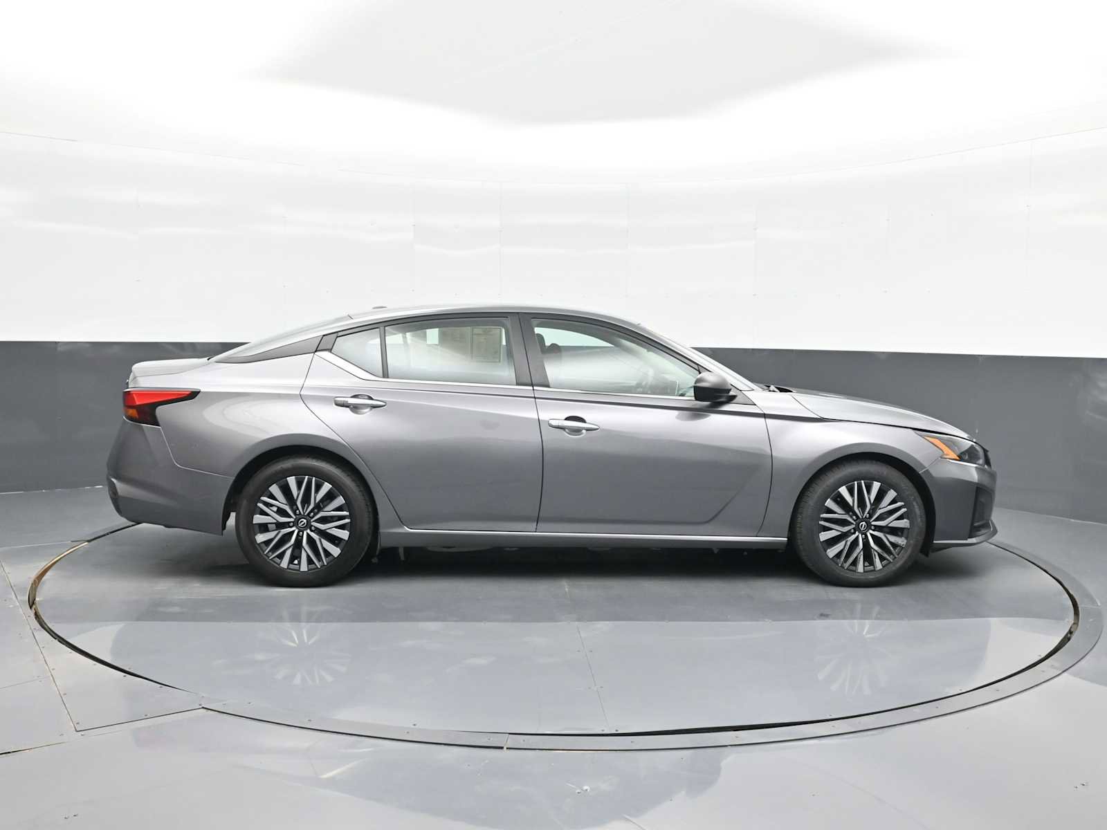 Used 2024 Nissan Altima 2.5 SV image 9