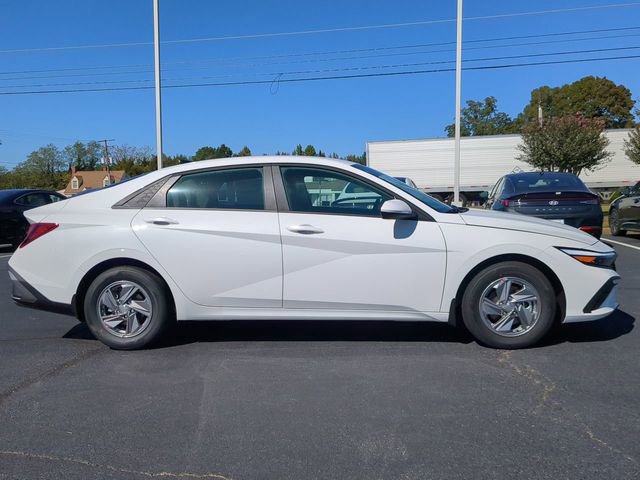 Used 2025 Hyundai Elantra SE image 3