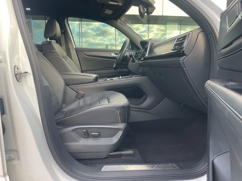 Used 2024 Volkswagen Atlas Cross Sport SEL R-Line image 16