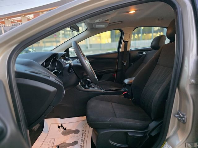 Used 2018 Ford Focus SE w/ SE Appearance Package image 21