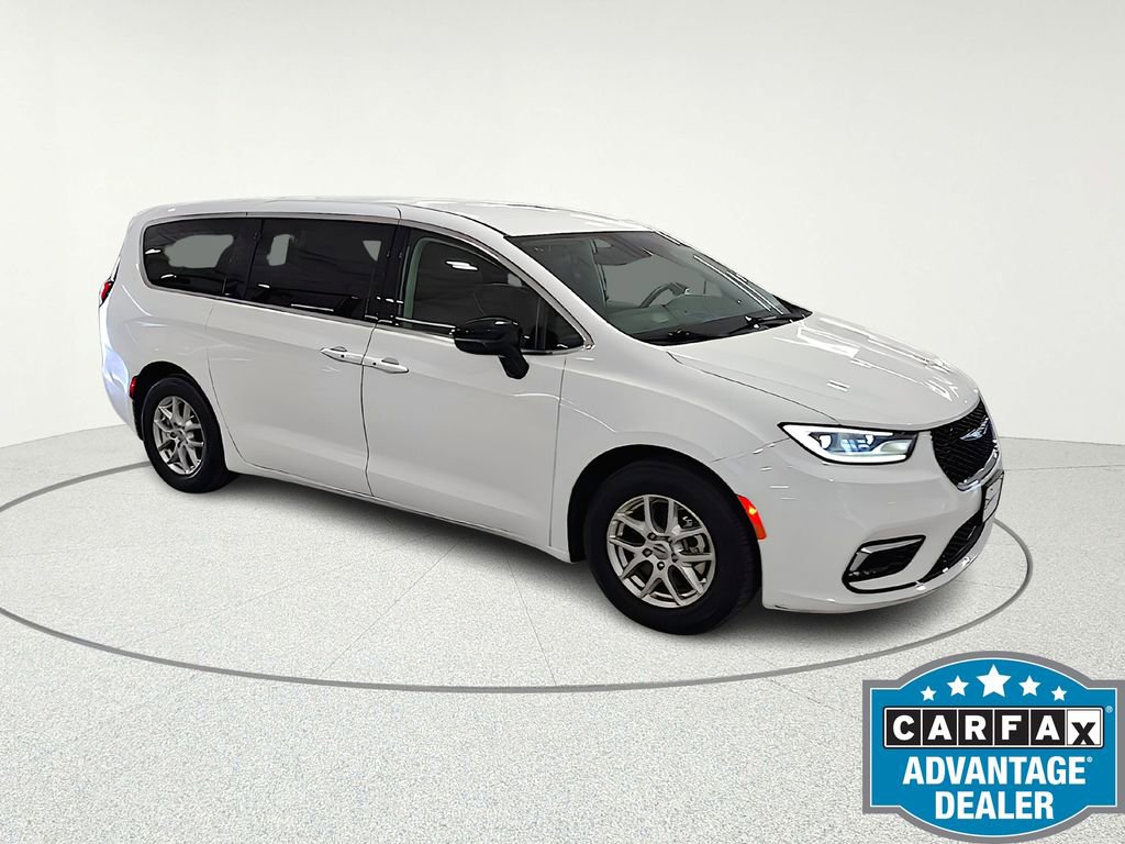 Used 2024 Chrysler Pacifica Touring-L image 9