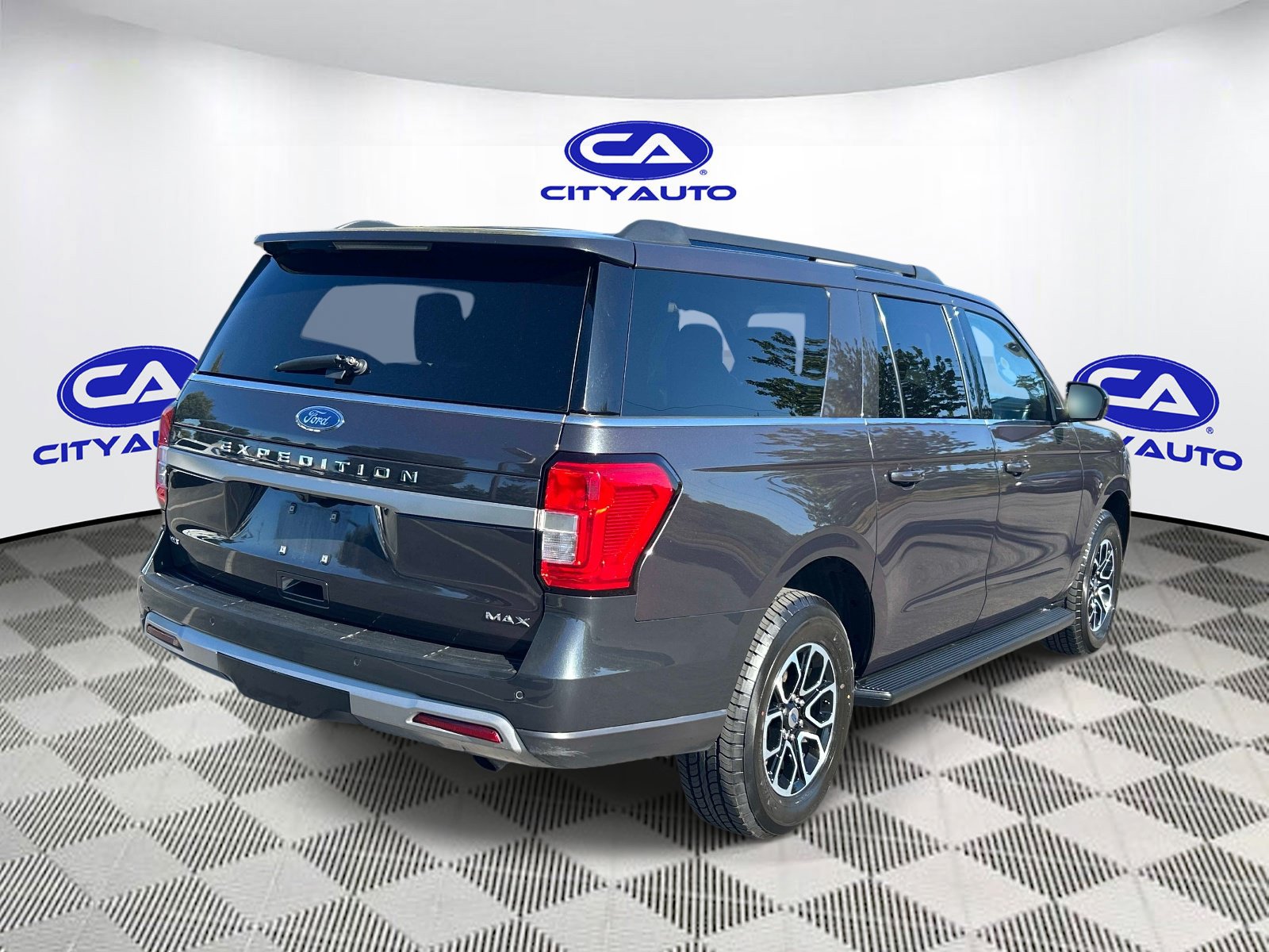 Used 2024 Ford Expedition Max XLT RWD image 3