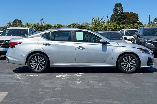 Used 2023 Nissan Altima 2.5 SV image 3